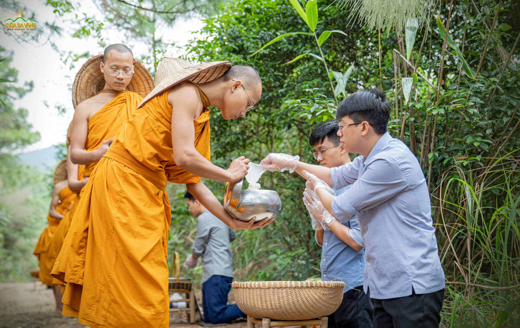 Với tâm thành kính tín, các Phật tử đã sớt bát cúng dường chư Tăng chùa Ba Vàng - những bậc đang thực hành hạnh Đầu Đà cao quý
