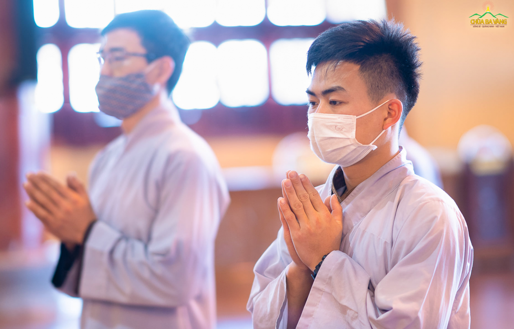 Các Phật tử đang tu tập cấm túc tại chùa thành kính đối trước Sư Phụ trong buổi khánh tuế đầu xuân Tân Sửu