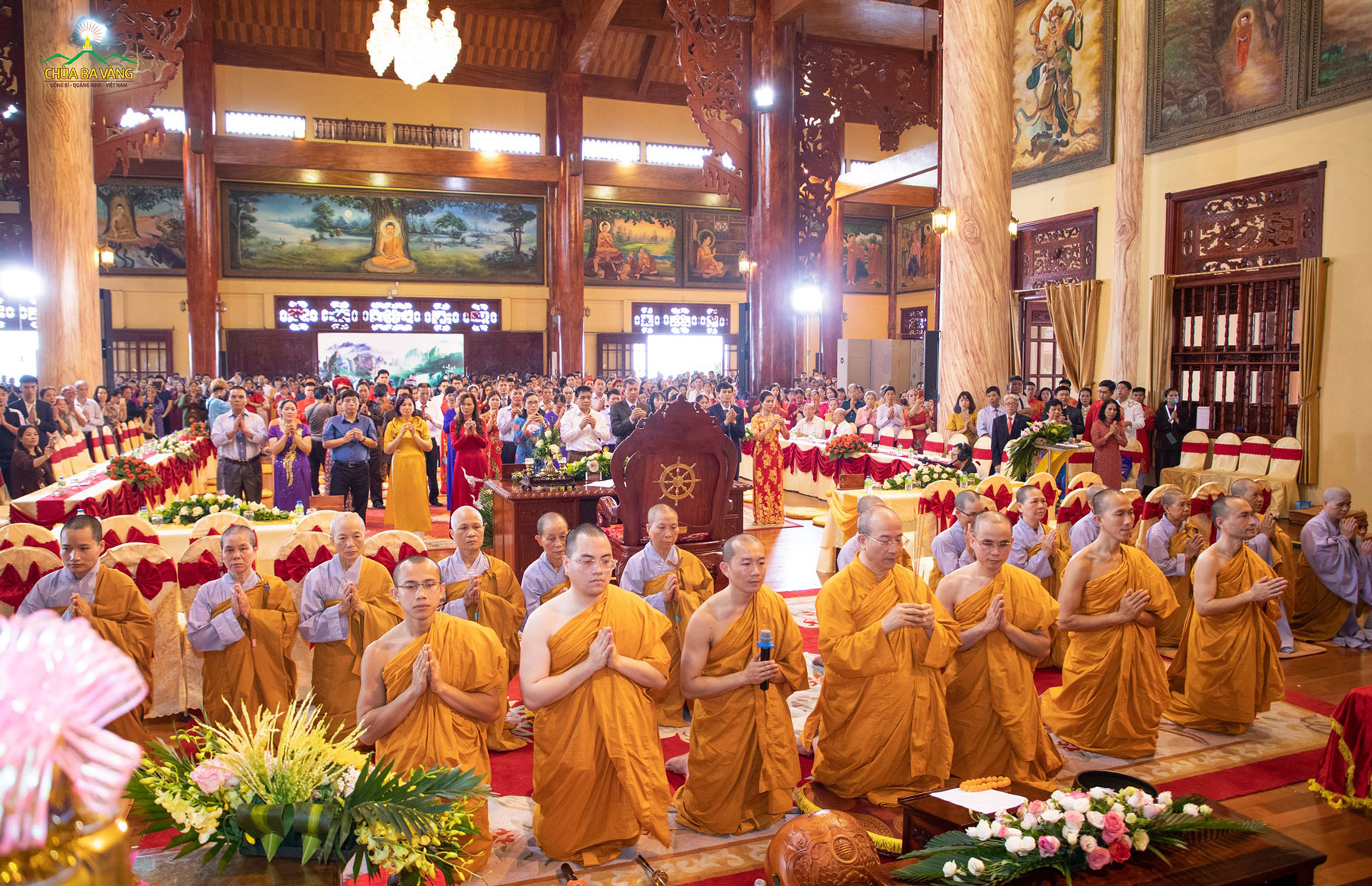 Sư Phụ Thích Trúc Thái Minh và chư Tăng chùa Ba Vàng tác lễ bạch Phật trong buổi lễ hằng thuận ngày 09/3/Tân Sửu (tức 20/4/2021)