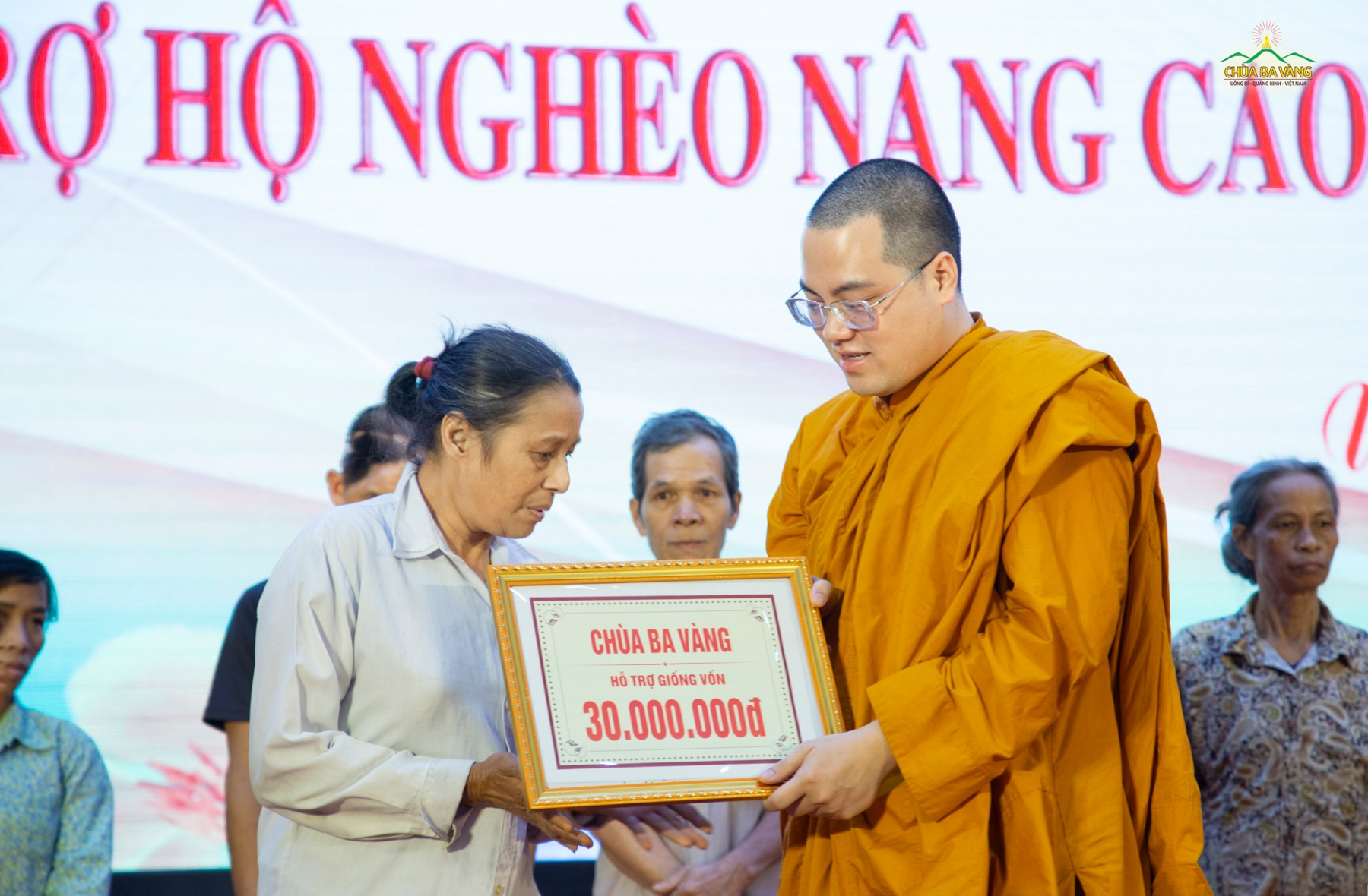 Đại diện chư Tăng chùa Ba Vàng trao tặng 30 triệu đồng cho một hộ nghèo trên địa bàn xã Thượng Yên Công, thành phố Uông Bí