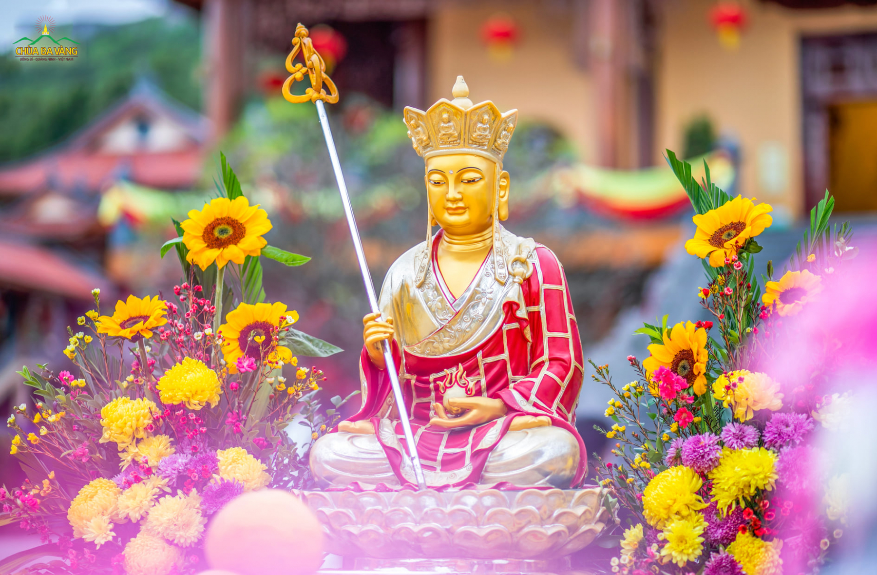 Tôn tượng Đức Địa Tạng Vương Bồ Tát trong đàn lễ cúng thí thực chùa Ba Vàng