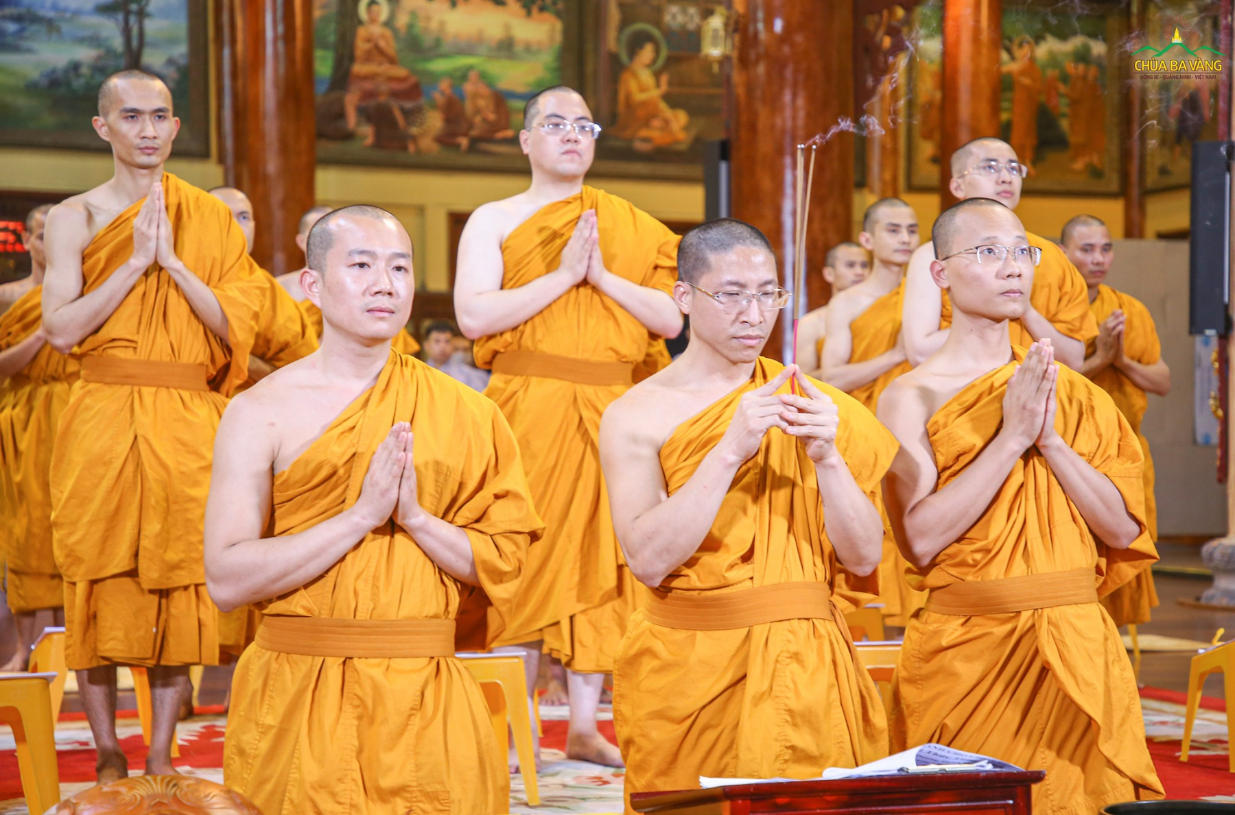 Hình ảnh chư Tăng niêm hương bạch Phật trước ngôi Tam Bảo