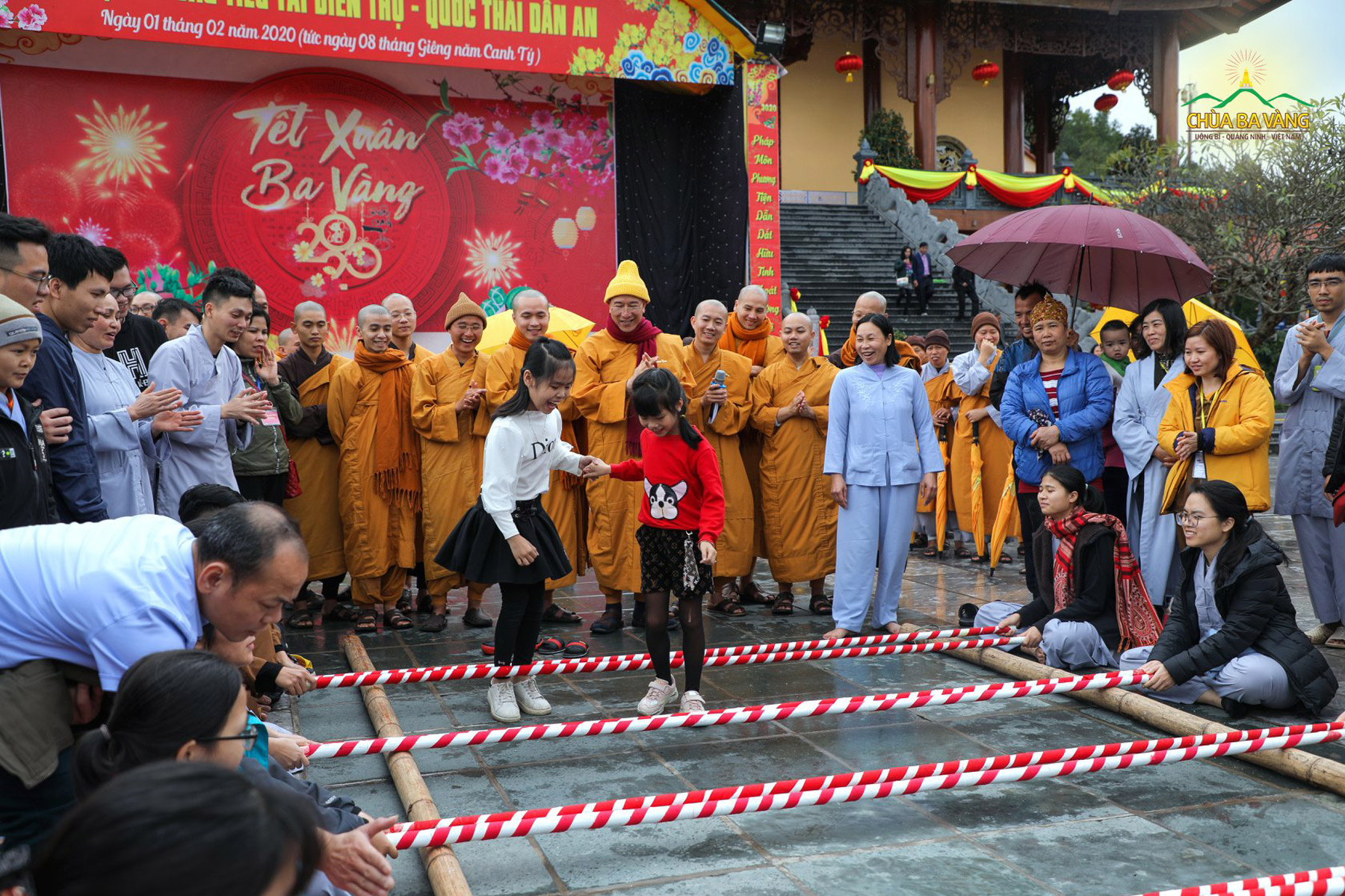 Các em nhỏ trải nghiệm trò nhảy sạp – một trò chơi truyền thống vùng cao trong không khí vui Tết rộn ràng tại chùa Ba Vàng (ảnh Xuân Canh Tý năm 2020)