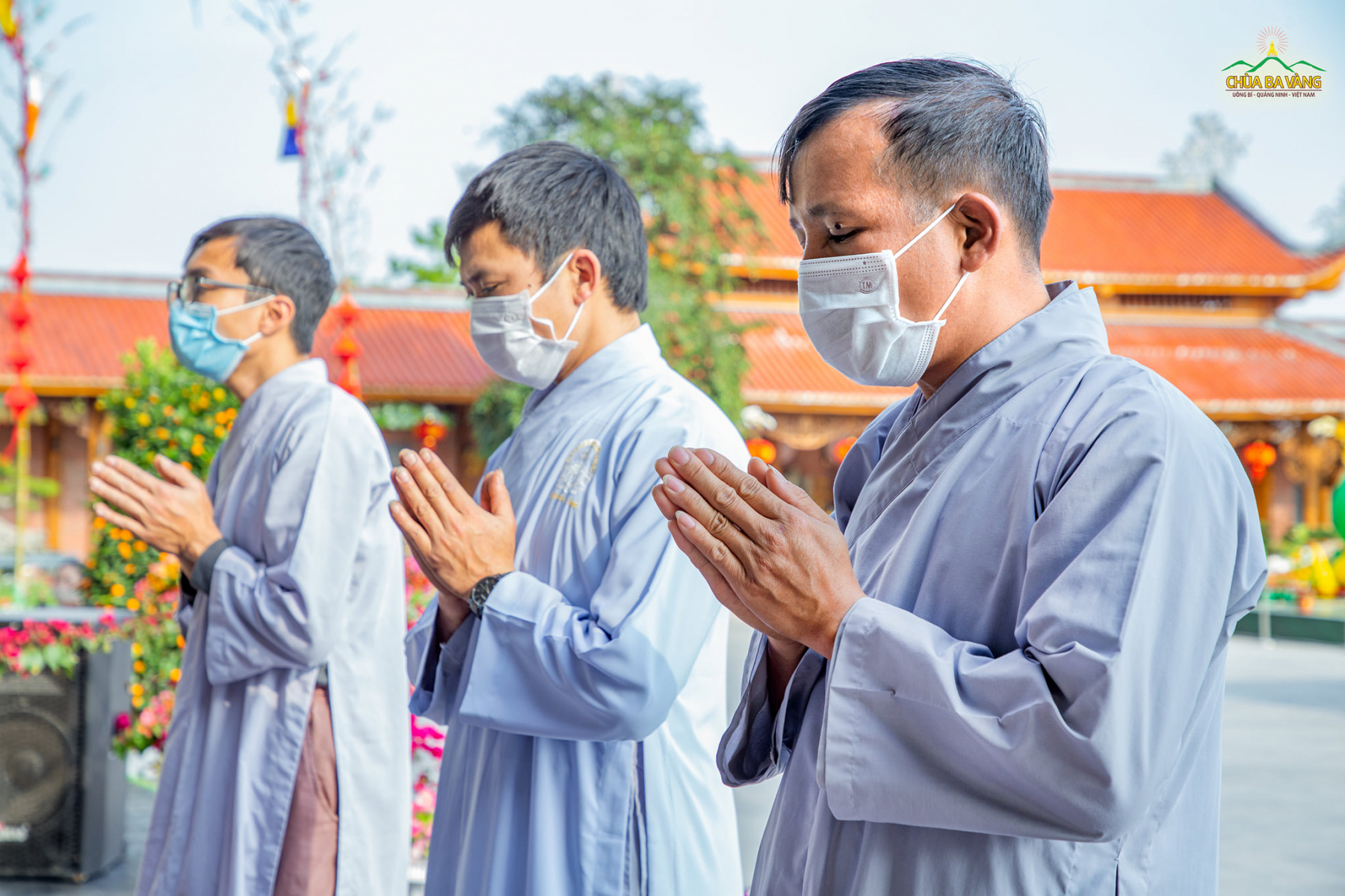 Phật tử tu tập cấm túc tại chùa trang nghiêm tham gia tụng kinh Dược Sư