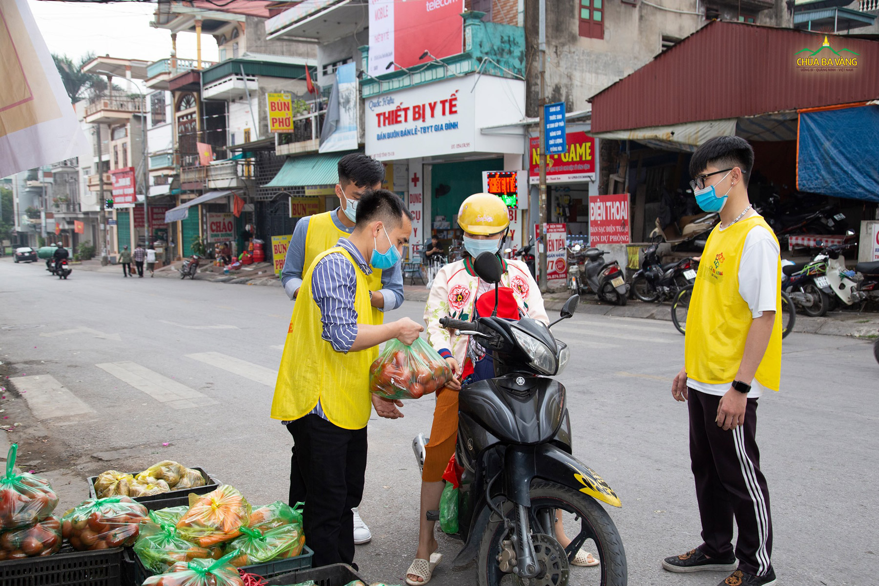 Các thành viên thuộc Câu lạc bộ Tuổi Trẻ Ba Vàng rất nhiệt tình trong việc hỗ trợ người dân đến