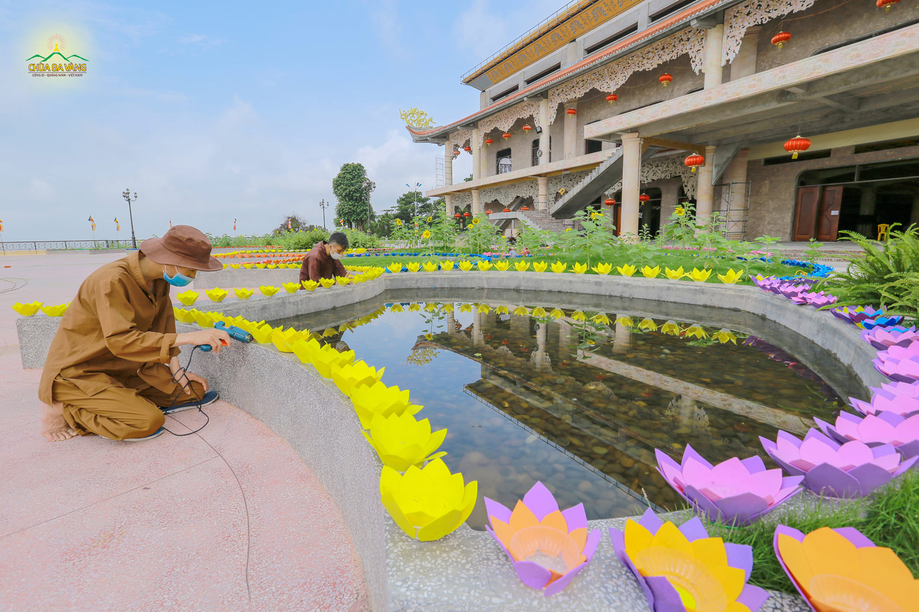Những bông hoa đăng nhiều màu sắc được các Phật tử cẩn thận xếp ngay ngắn