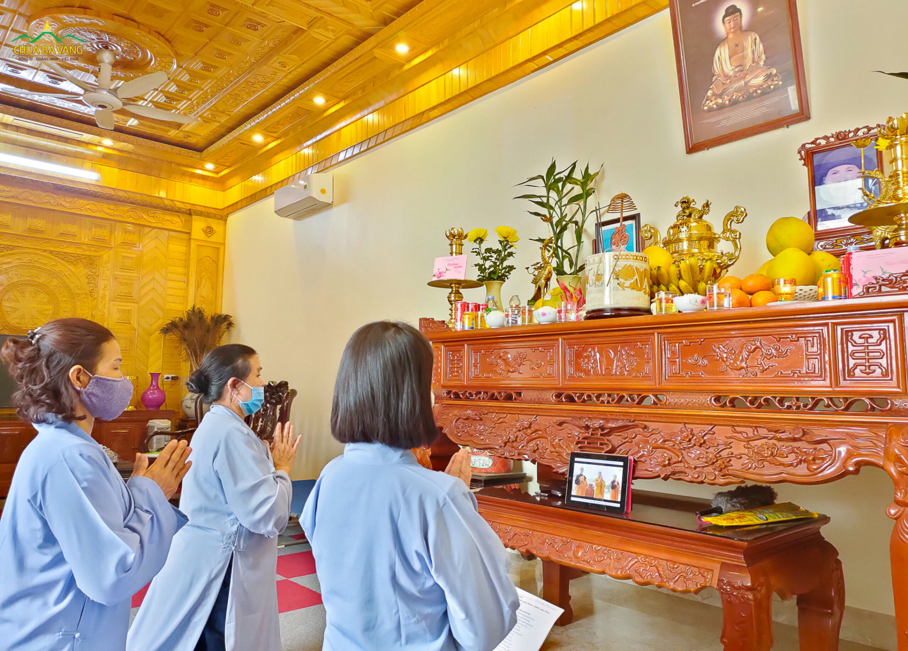 Các Phật tử tham dự buổi lễ khai đàn Dược Sư Cầu Tiêu Tai Diên Thọ - Quốc Thái Dân An trực tuyến tại nhà