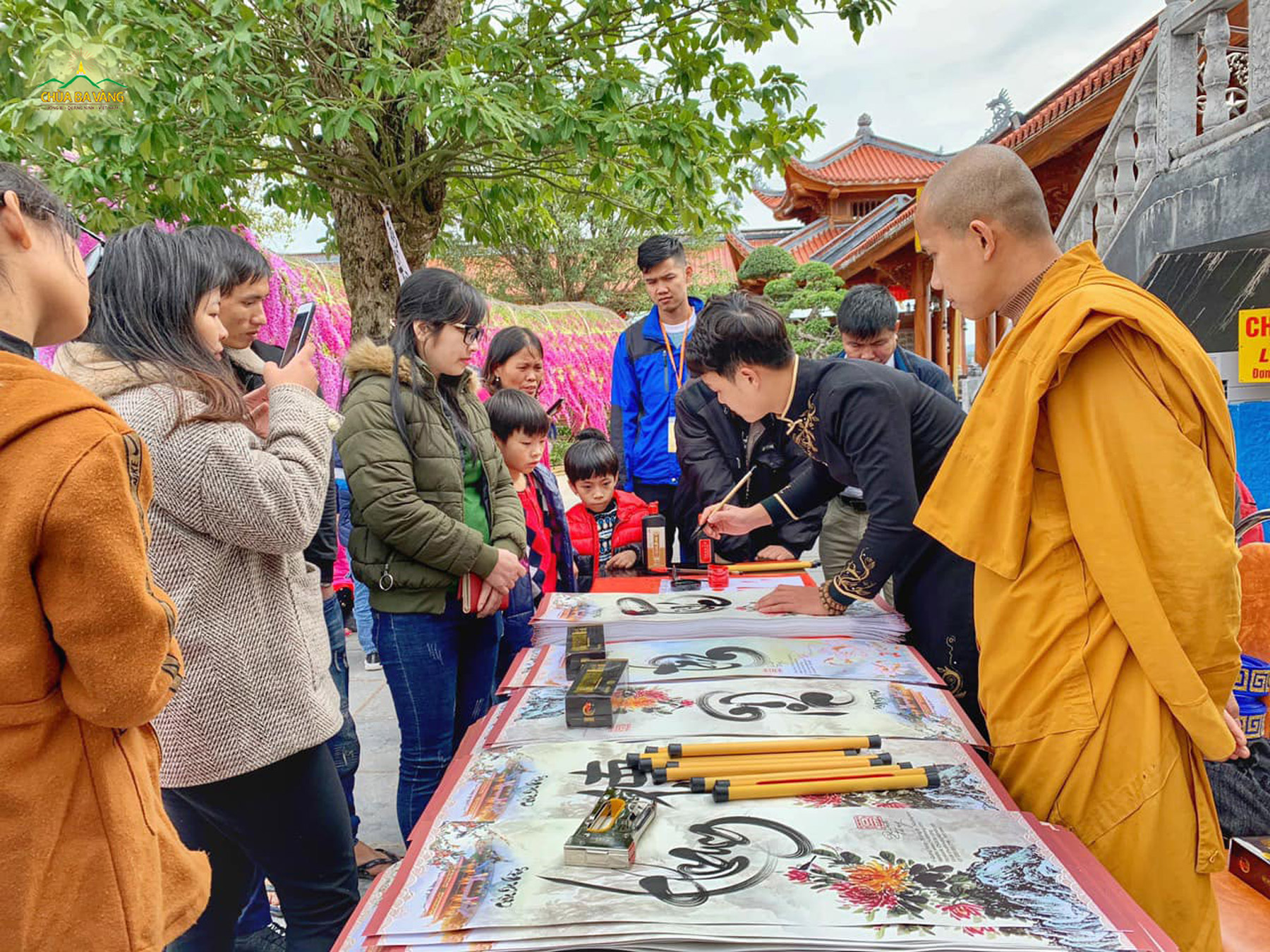 Qúy du khách tham quan chùa và xin chữ đầu năm nhân dịp Tết Nguyên Đán