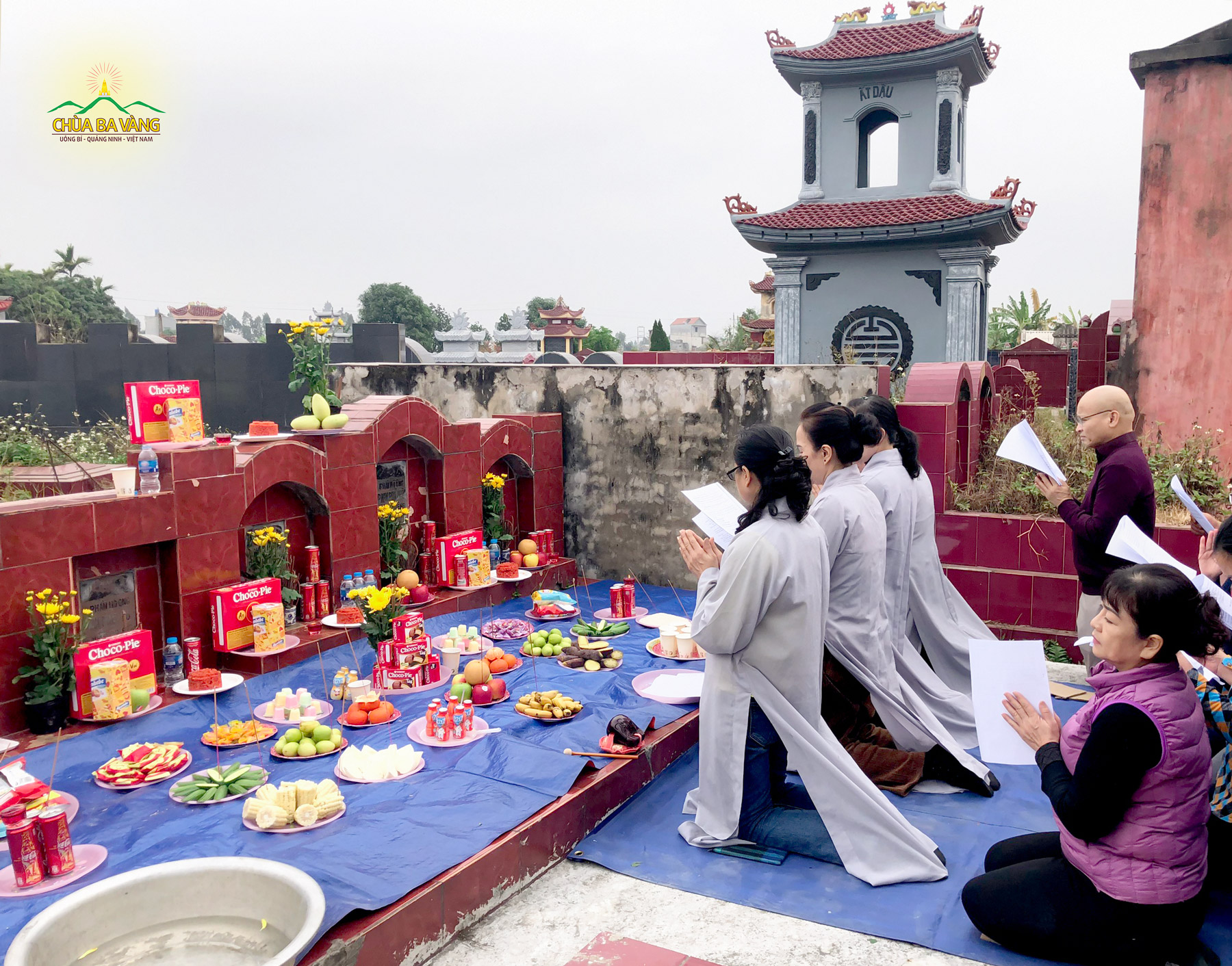 Phật tử CLB Cúc Vàng tham gia trợ duyên trong nghi thức cúng tạ mộ cuối năm