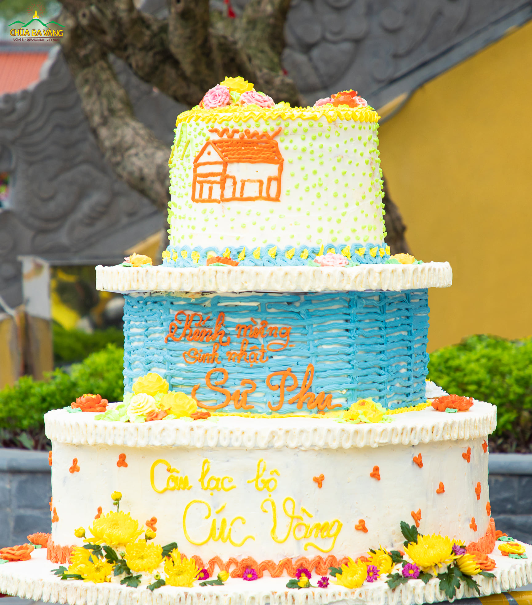 Chiếc bánh sinh nhật dâng cúng dường Sư Phụ được kết thành từ biết bao tấm lòng tri ân, đền ân của những người con Phật