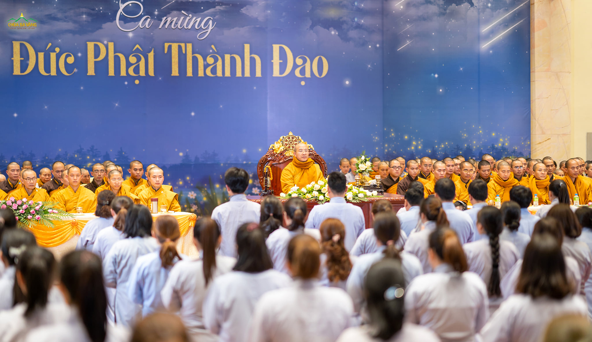 Phật tử chùa Ba Vàng đồng quỳ gối đối trước Sư Phụ và chư tôn đức Tăng