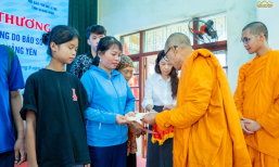 Chung tay yêu thương: Tặng quà 50 gia đình bị thiệt hại nặng do bão Yagi tại phường Nam Hòa, thị xã Quảng Yên