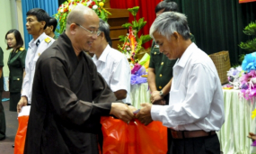 Thầy Trụ trì về tham dự lễ truy tặng danh hiệu bà mẹ Việt Nam anh hùng Thành phố Uông Bí