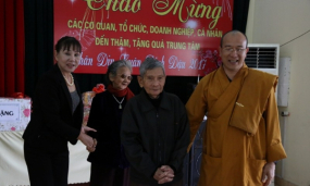 Chùa Ba Vàng thăm và trao quà Tết tại Trung tâm Bảo trợ Xã hội tỉnh Quảng Ninh