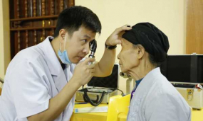 Bác sĩ bệnh viện Quốc Tế khám - mổ mắt miễn phí tại chùa Ba Vàng
