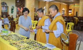 Công ty kính mắt “Tâm An Mỹ” khám và cắt kính miễn phí cho Tăng Ni Phật tử chùa Ba Vàng