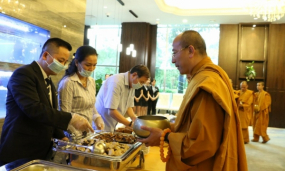 Công ty cổ phần khách sạn Hồng Vận đặt bát cúng dường chư Tăng chùa Ba Vàng