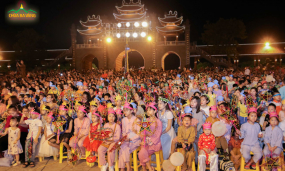 Hơn 1000 thiếu nhi vui đón Tết Trung thu “đêm trăng cổ tích” tại chùa Ba Vàng