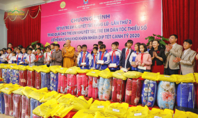 Hơn 200 phần quà được trao cho trẻ em có hoàn cảnh khó khăn nhân dịp Xuân Canh Tý 2020 tại chùa Ba Vàng