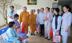 Bệnh nhân nghèo ấm lòng với những phần quà chư Tăng chùa Ba Vàng trao tặng ngày giáp Tết