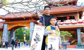 Gần 1500 bức thư pháp tặng du khách về chùa Ba Vàng du xuân trong ngày mùng 2 Tết