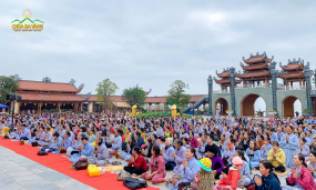 Hàng nghìn người nô nức về chùa Ba Vàng thọ Bát Quan Trai và đón mừng ngày Phật Thành Đạo