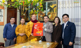 Ông Hoàng Đức Hạnh - Phó Chủ tịch UBMTTQ Việt Nam tỉnh Quảng Ninh thăm và chúc Tết chùa Ba Vàng nhân dịp Tết Nguyên đán 2020