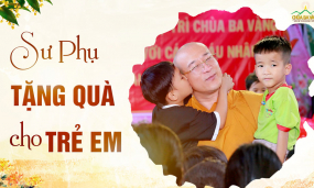 Sư Phụ Thích Trúc Thái Minh tặng quà cho trẻ em Trung tâm nhân đạo Quê Hương dịp Tết Nguyên Đán