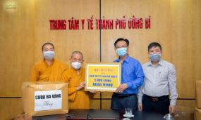 5000 chiếc khẩu trang được chùa Ba Vàng gửi tặng Trung tâm Y tế thành phố Uông Bí trong mùa COVID-19