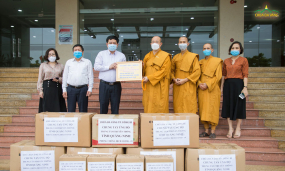 Chùa Ba Vàng hỗ trợ vật tư y tế cho cán bộ phóng viên tại Trung tâm Truyền thông Quảng Ninh tác nghiệp chống dịch COVID-19