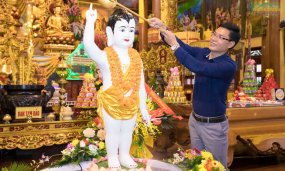 Ban Tôn giáo tỉnh Quảng Ninh thăm, chúc mừng Tăng Ni, Phật tử chùa Ba Vàng nhân Đại lễ Phật đản PL.2564