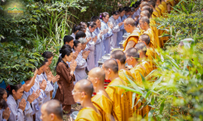 Chư Tăng chùa Ba Vàng thọ nhận vật phẩm cúng dường và chứng minh lời phát nguyện tu tập báo đền ân quốc gia của Phật tử