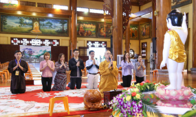 Đoàn cán bộ Trung Quốc tại nhà máy Regina Miracle International Việt Nam Factory A thăm chùa Ba Vàng