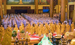 Hàng nghìn Phật tử tham gia thời khóa sám hối, thính Pháp thường kỳ tại chùa Ba Vàng