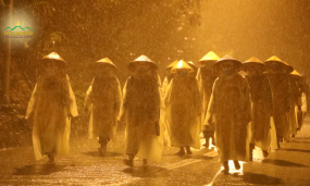 Vượt qua những cơn mưa nặng hạt trong đêm, chư Ni chùa Ba Vàng kinh hành tụng kinh Tam Bảo cầu nguyện hóa giải dịch COVID-19