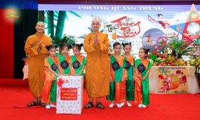 Chùa Ba Vàng tặng quà Tết Trung thu cho các em nhỏ tại phường Quang Trung - Tp. Uông Bí