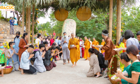 Chư Tăng chùa Ba Vàng thọ nhận sự cúng dường của nhân dân, Phật tử trong “Lễ hội Hoa Cúc - Hướng về miền Trung thân yêu”
