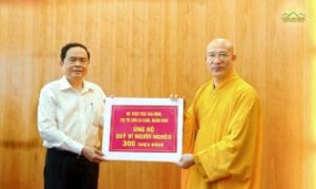 Sư Phụ Thích Trúc Thái Minh thay mặt Tăng Ni, Phật tử chùa Ba Vàng  ủng hộ Quỹ “Vì người nghèo" và đồng bào bị thiên tai