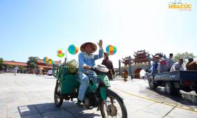 Ấn tượng hình ảnh bóng bay sắc màu trong Lễ hội Hoa Cúc chùa Ba Vàng 2020 - Hướng về miền Trung thân yêu