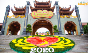 Tình đoàn kết của dân tộc Việt Nam: mô hình cổng Tam Quan tại Lễ hội Hoa Cúc chùa Ba Vàng 2020 - Hướng về miền Trung thân yêu