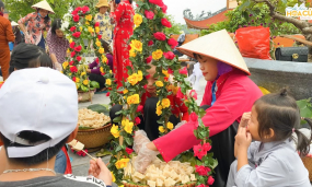 Trải nghiệm hoạt động văn hóa truyền thống dân tộc ở khu chợ quê tại Lễ hội Hoa Cúc chùa Ba Vàng