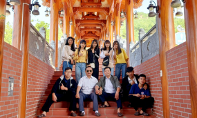 Thầy và trò trường THPT Hồng Bàng - Hưng Yên và trường THPT Nguyễn Bình - Quảng Ninh đã có buổi sinh hoạt ngoại khóa ý nghĩa tại chùa Ba Vàng