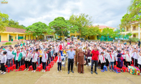 Sẻ chia tấm lòng - Phật tử chùa Ba Vàng trao yêu thương đến học sinh có hoàn cảnh khó khăn tại Thành phố Móng Cái