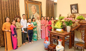 Phật tử chùa Ba Vàng dâng hương lên anh linh Đại tướng Võ Nguyên Giáp tại nhà riêng