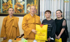 Ca sĩ, Phật tử Phi Nhung và con trai nuôi Hồ Văn Cường thăm chùa Ba Vàng