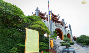 Chùa Ba Vàng treo Phật kỳ rủ và chuẩn bị cho lễ tụng kinh tưởng niệm Hòa thượng Thích Phổ Tuệ viên tịch
