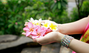 Kết tràng hoa thơm - Phật tử chùa Ba Vàng thành kính dâng lên cúng dường Đức Thế Tôn nhân mùa Phật đản