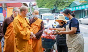 Sư Phụ và Chư Tăng đến thăm các điểm “Giải cứu' nông sản của Phật tử chùa Ba Vàng