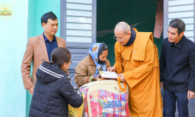 Ấm áp Tết vì người nghèo - Hàng trăm suất quà Tết được Chùa Ba Vàng trao tặng tới các gia đình khó khăn tại thành phố Uông Bí