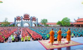 Hơn 5000 các bạn khóa sinh và tình nguyện viên học lắng tâm qua hoạt động lễ Phật, ngồi thiền